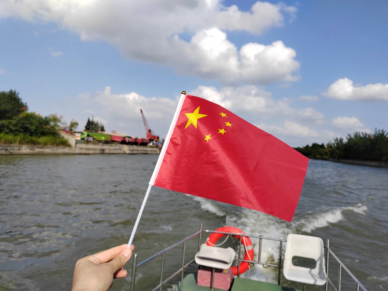 对伟大祖国的良好祝愿,泰州市港航事业发展中心开展"我与国旗合个影