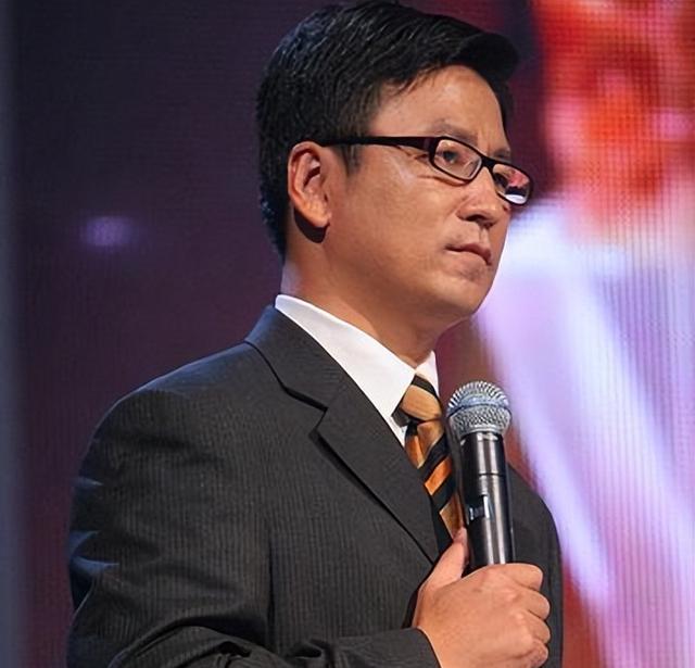 白岩松,这位曾是一代人回忆的央视名嘴,以"语言犀利"闻名