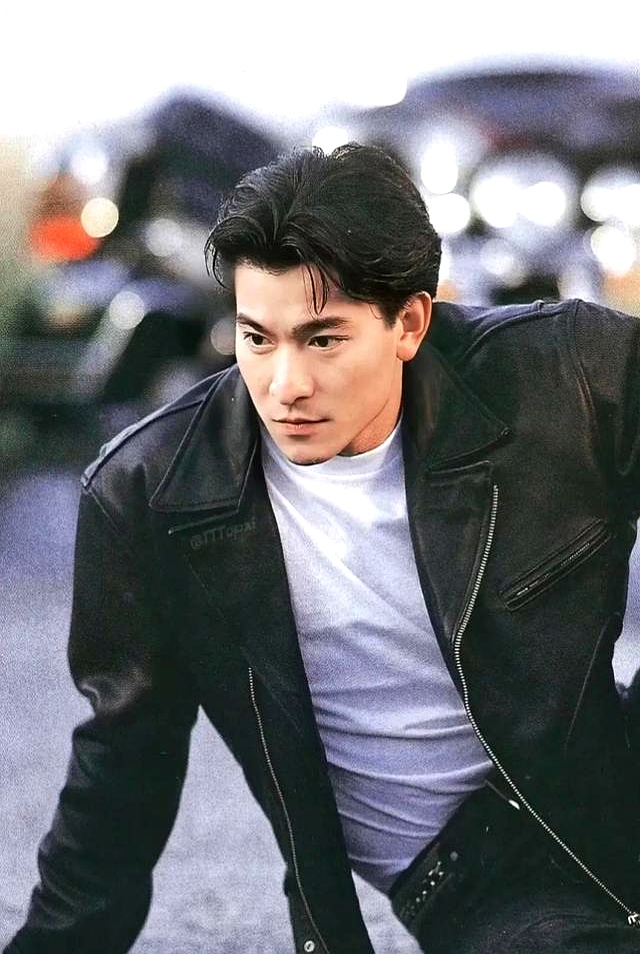 谁能想到,当年香港乐坛"神仙打架",刘德华愣是靠着"笨鸟先飞"的精神