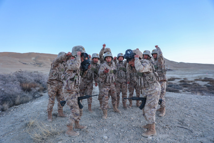 吃苦76集团军住甘肃河州防空旅政委大连军事部队陆军第76集团军的演练