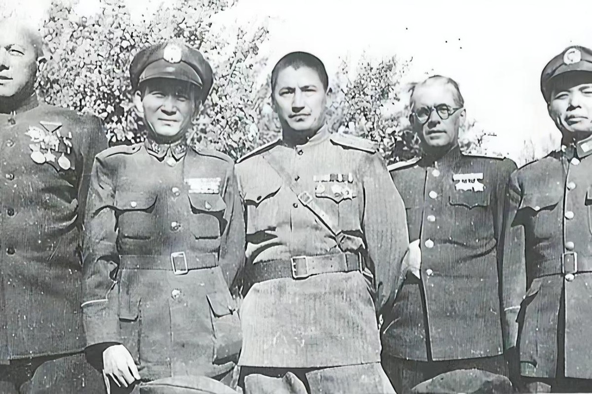 在历史的长河中,有这样一位人物,他的名字叫做张治中