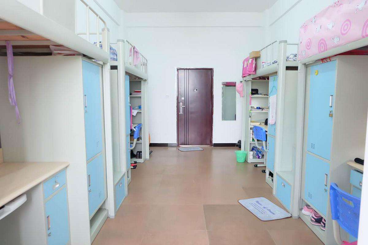 西华大学的宿舍目前有三苑一舍组成 锦地苑 四人间 上床下桌 超大阳台