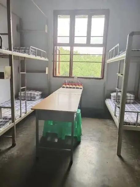 西华大学的宿舍目前有三苑一舍组成 锦地苑 四人间 上床下桌 超大阳台