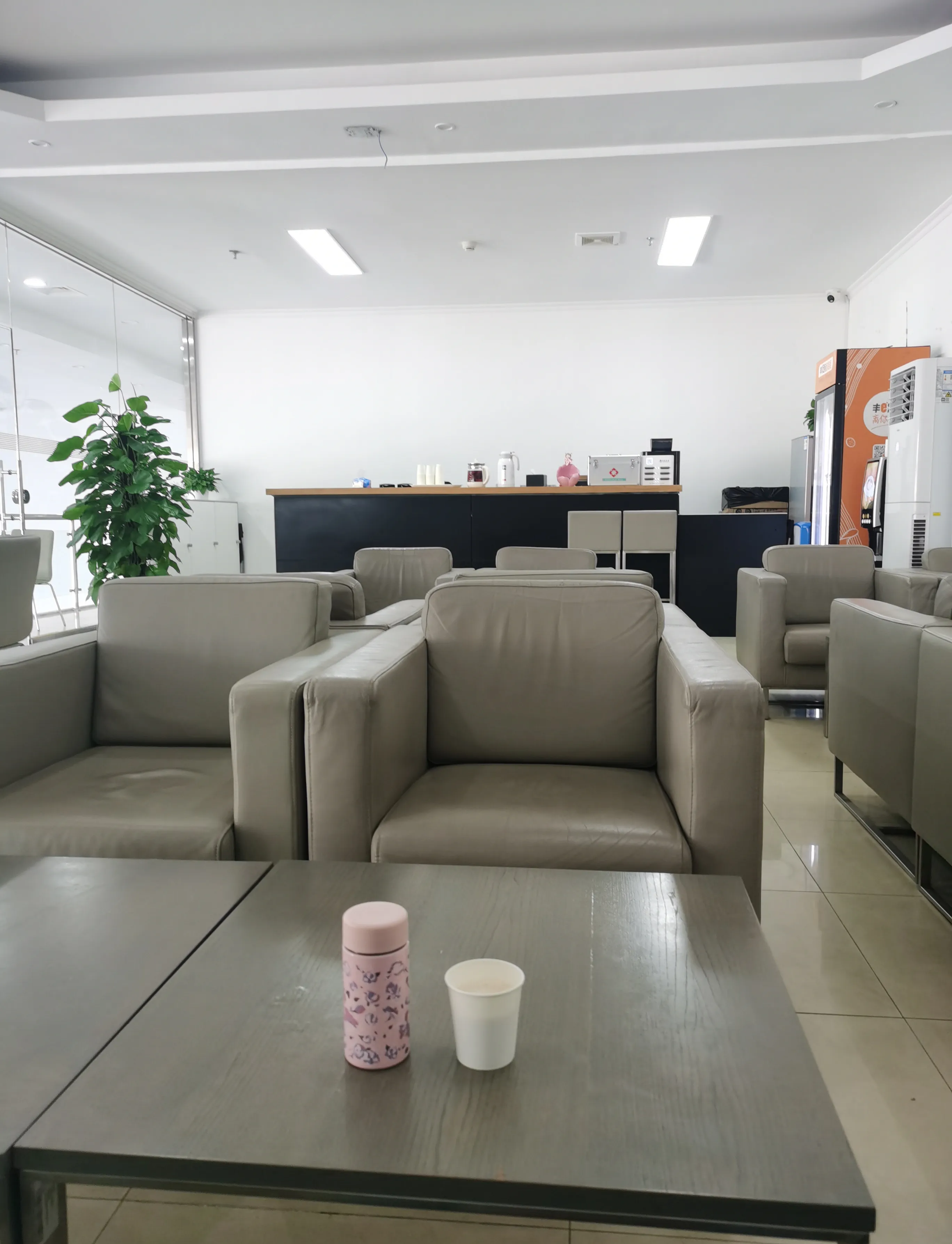 先是收到一条短信,说东四环那家4s店关了,有需要的话得去东五环的那