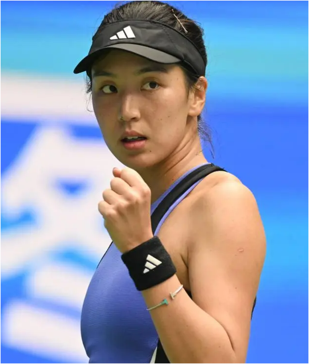 23岁的中国网球选手王欣瑜在武汉网球公开赛上,以2:0战胜世界排名第三
