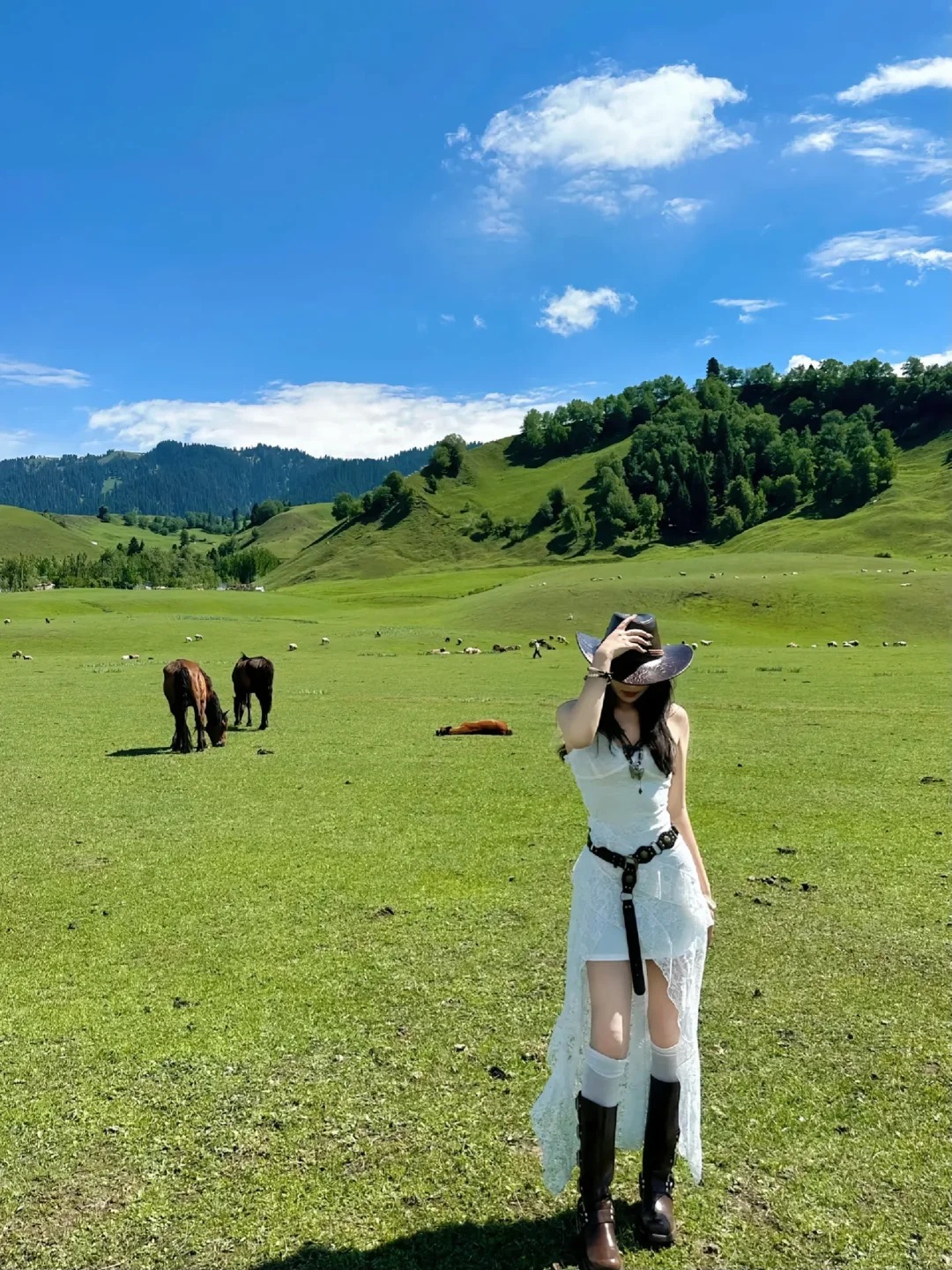 穿黑衣的美女走在西藏绿油油草原上的图片风景草原山顶女人黑丝和闺蜜