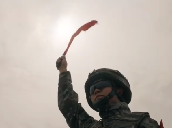 当时暴徒突然窜出,将长矛戳进排长刘志军嘴里,致鲜血直流