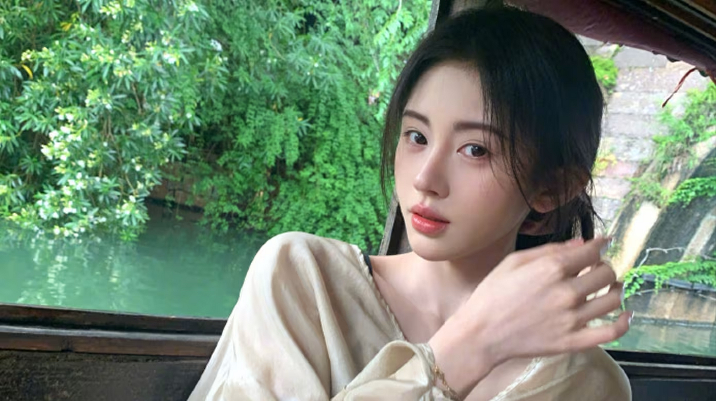 中国女星鞠婧祎疑似"被续约",本人发2个问号回应!