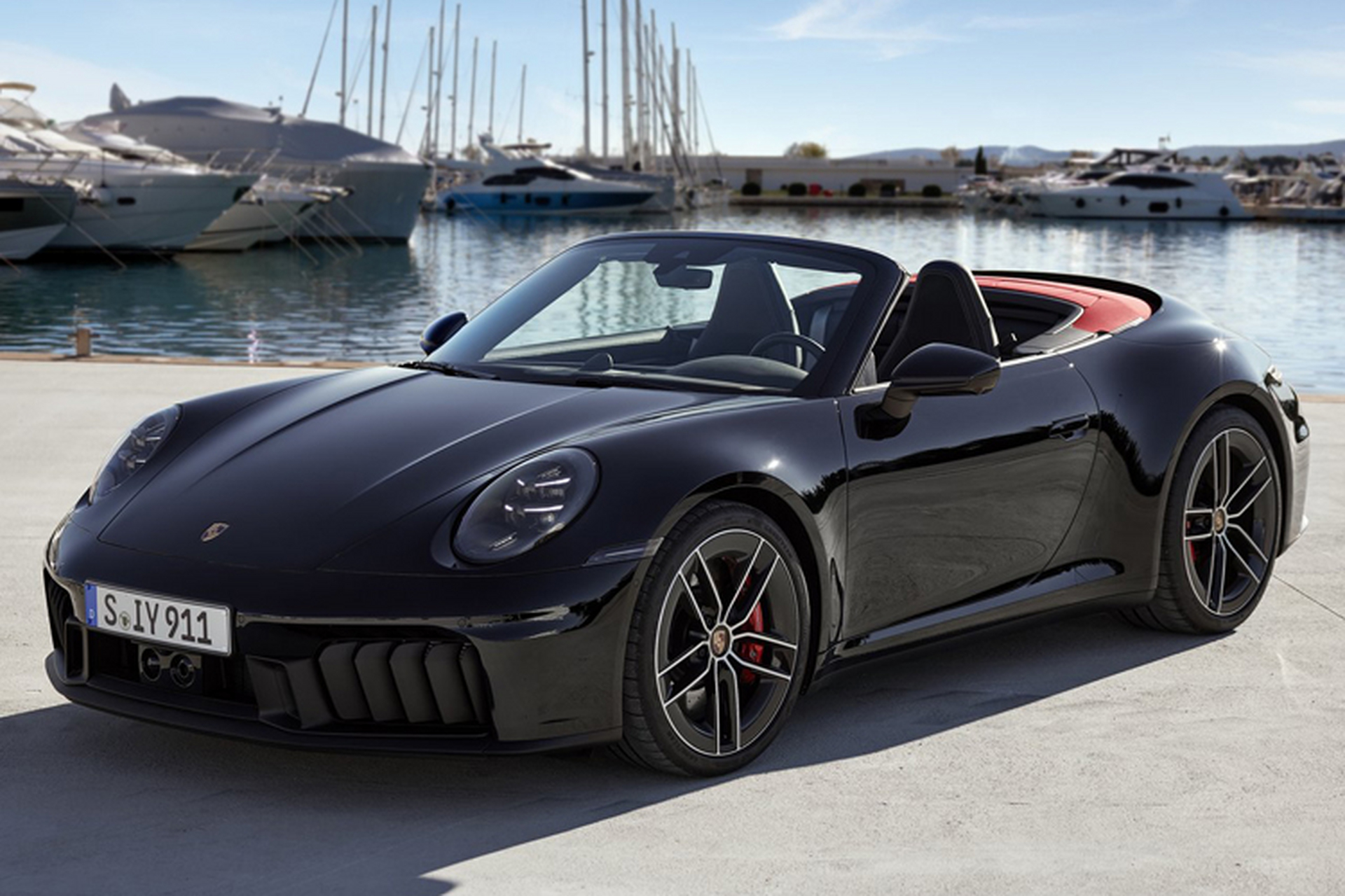 日前,保时捷对外发布了基于992打造的新款911系列车型(代号992.