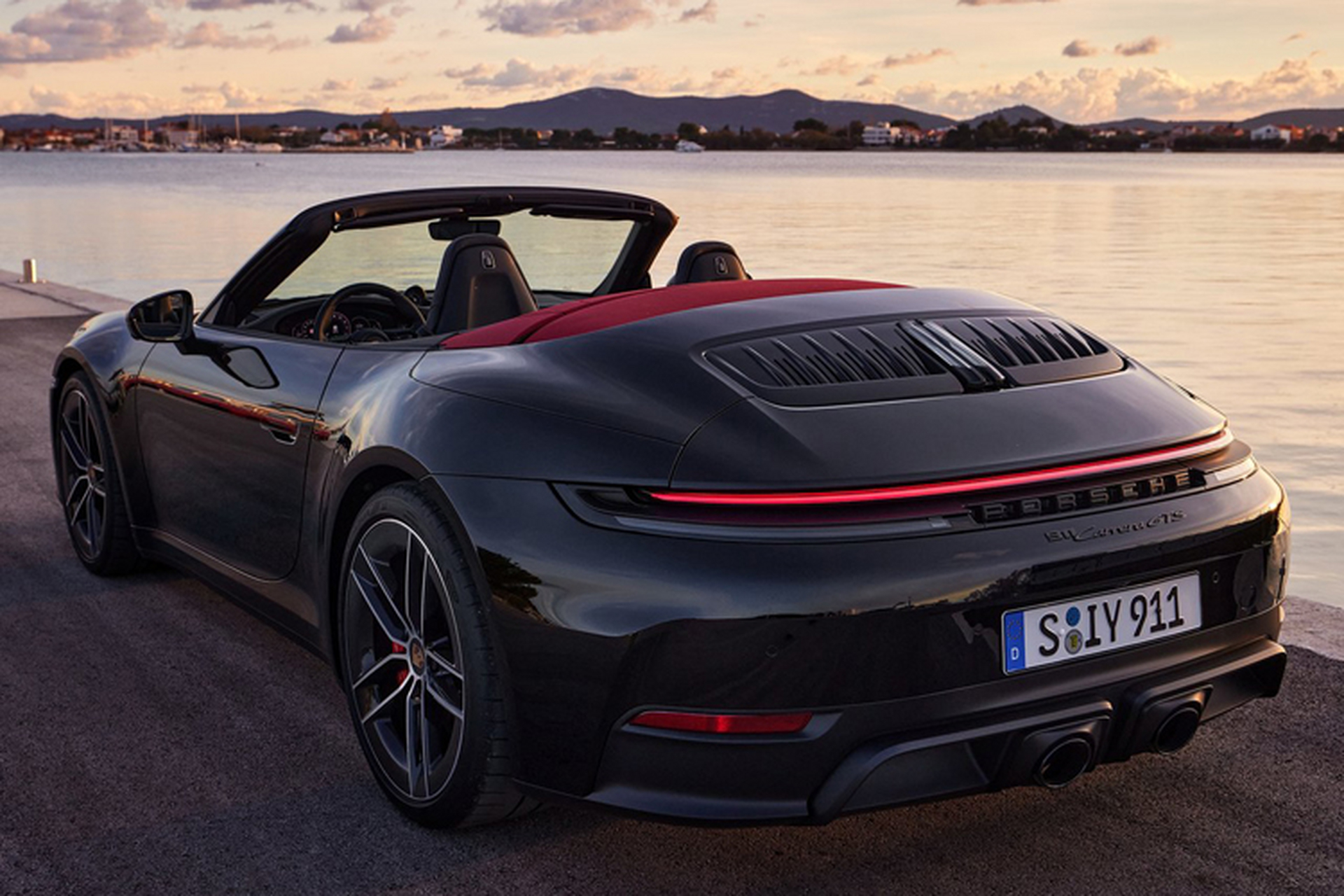 日前,保时捷对外发布了基于992打造的新款911系列车型(代号992.