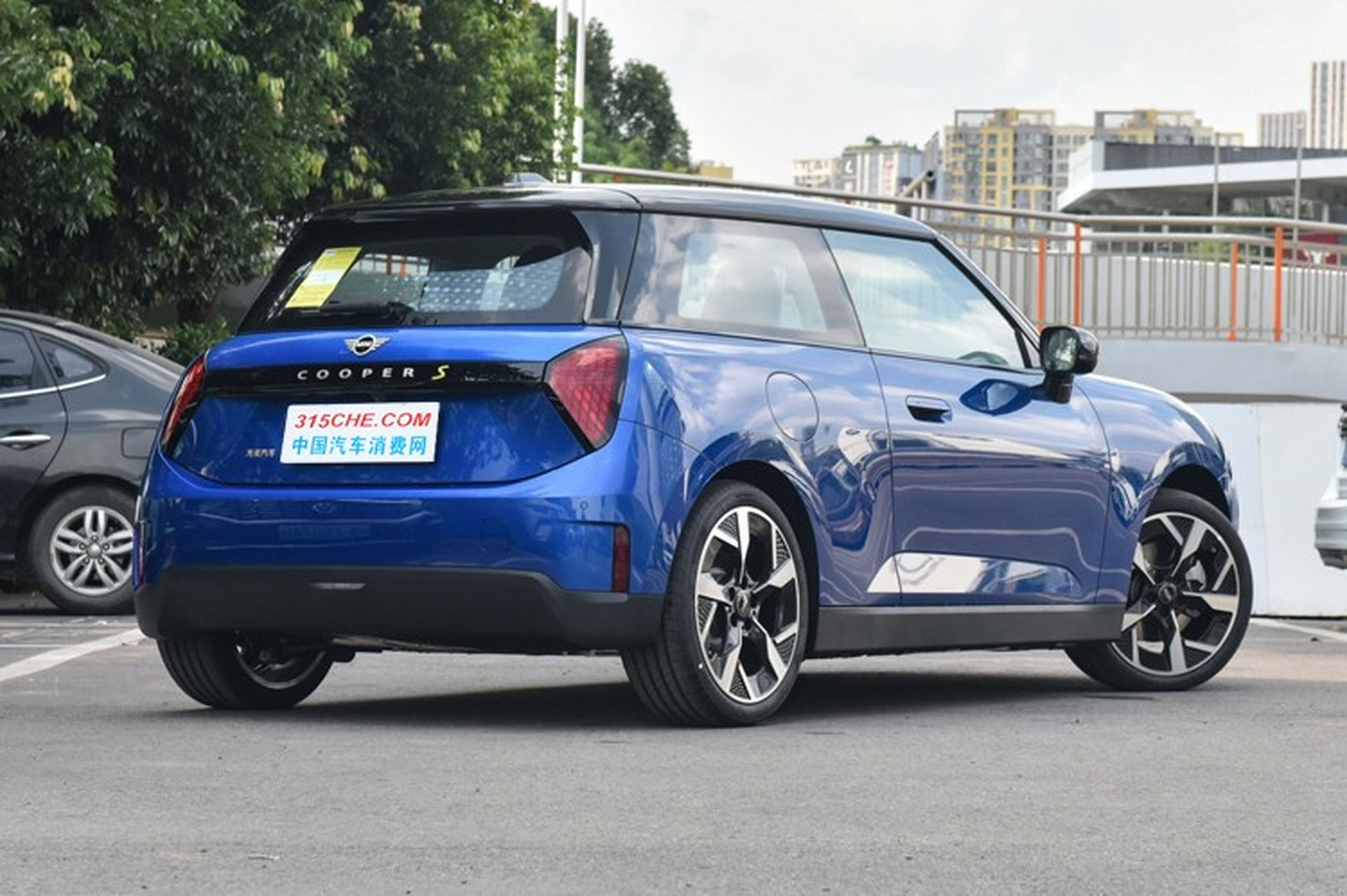 近日,全新mini cooper纯电版正式上市,新车是宝马与长城的合资公司