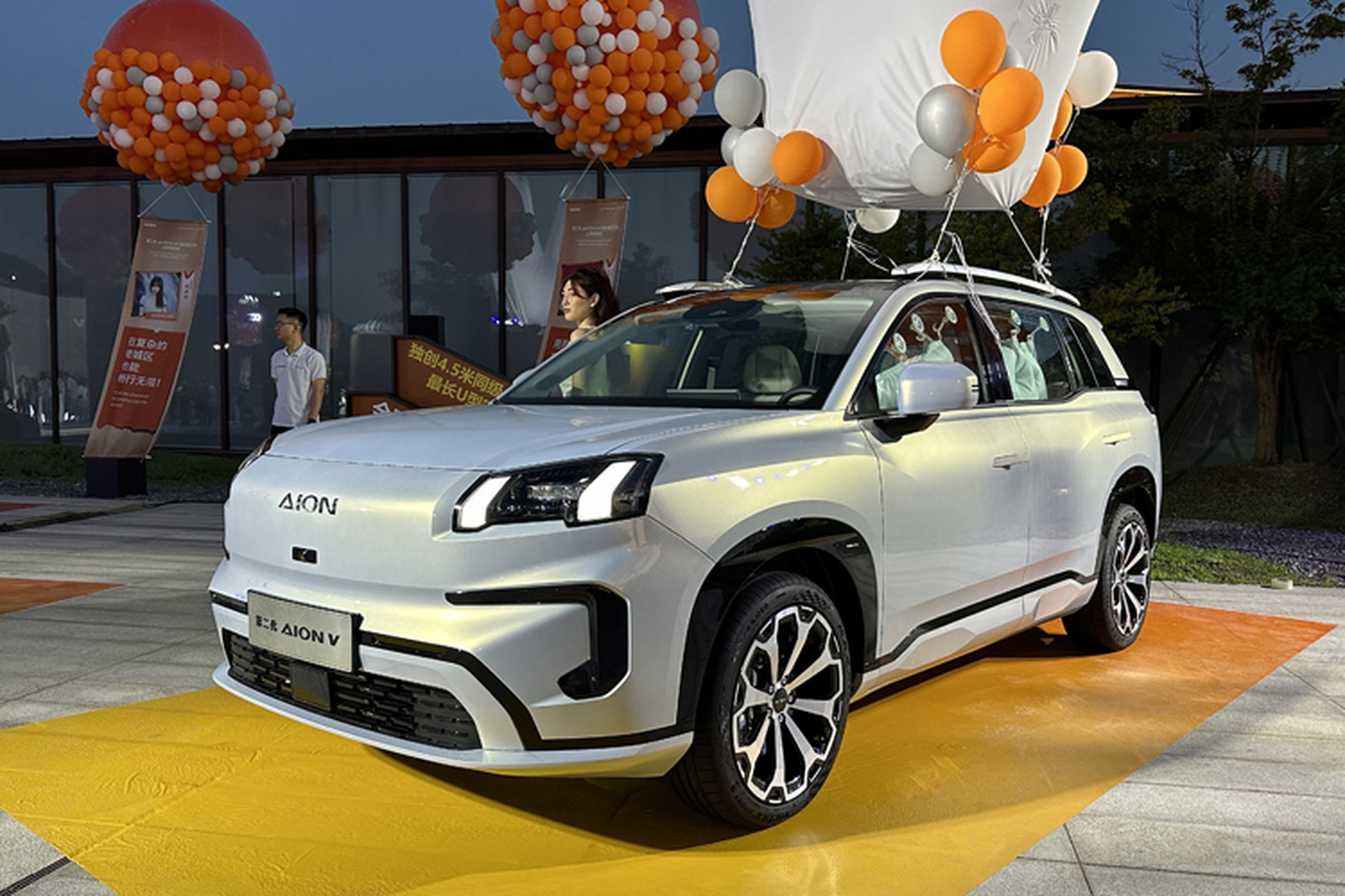 日前,广汽埃安全新aion v正式上市,这是一台基于aep电车平台打造的