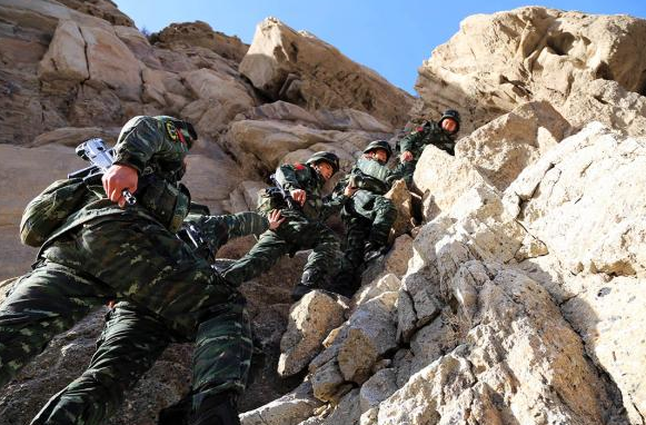 武警某支队"反恐尖刀中队"的吴蛟回忆,新兵排长刘志军曾在敌暗我明的