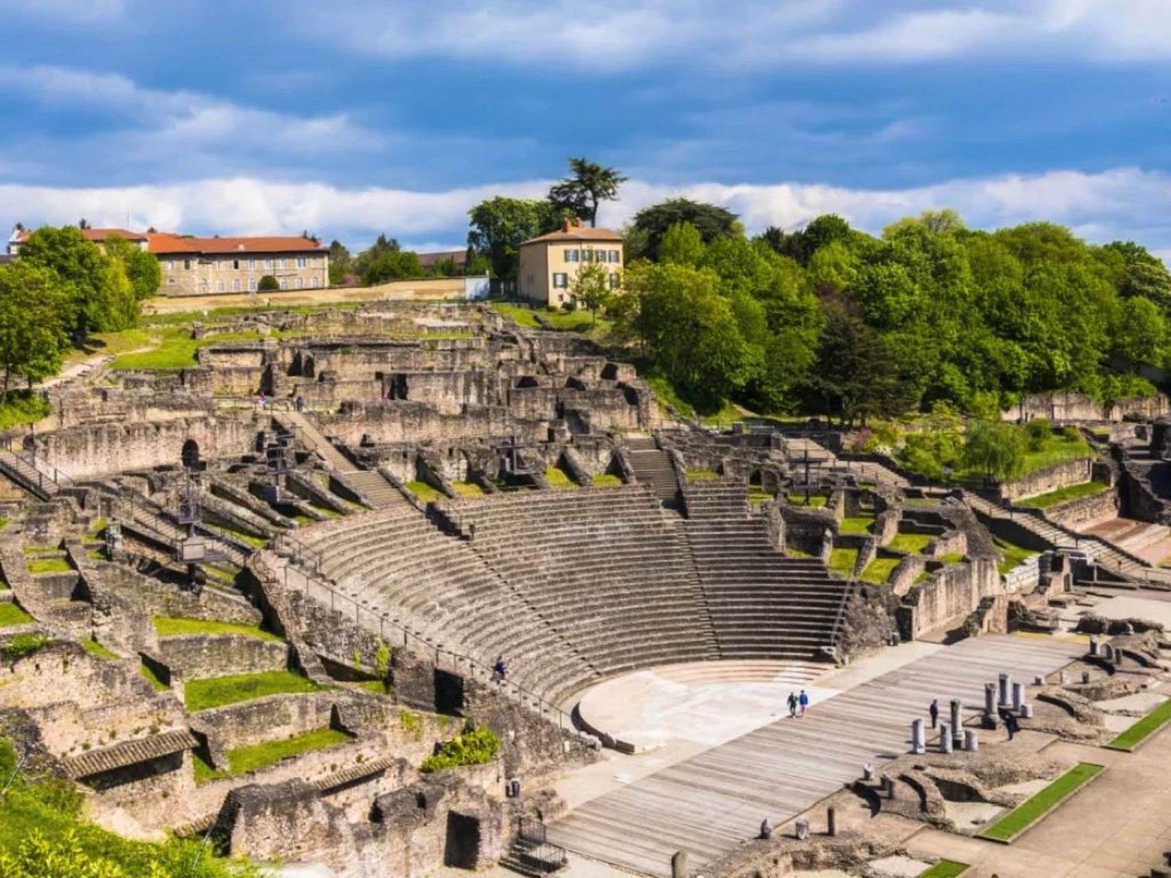 位于富维耶山上,是法国现存最古老的罗马剧场之一
