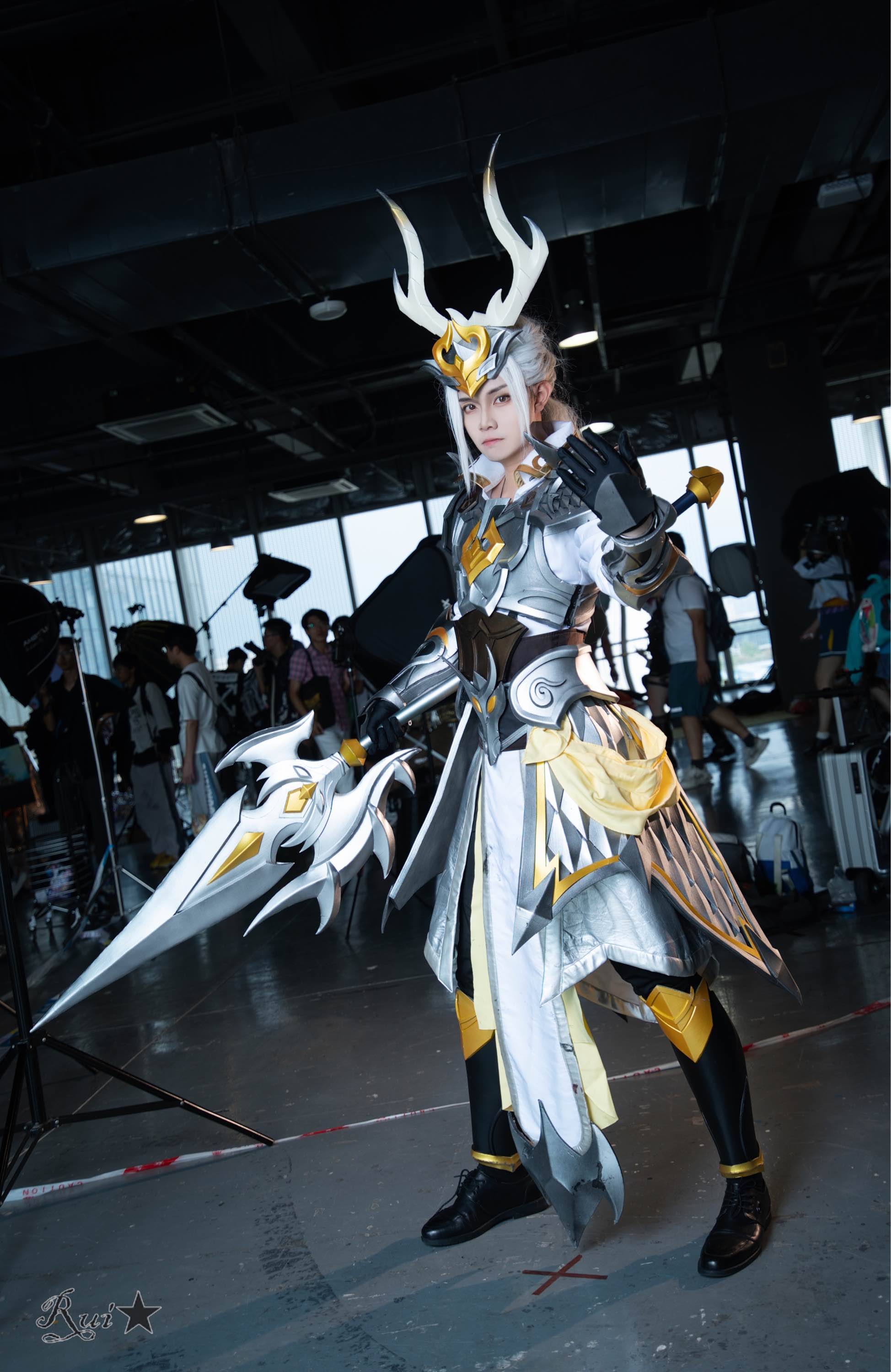 韩信白龙吟 每日养眼时刻,王者真人cos~ 一点寒芒先到