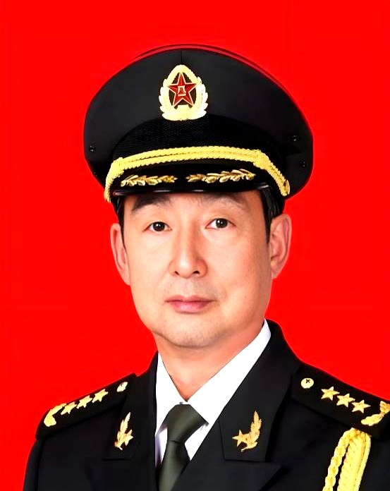 他曾与谢小沁结婚,谢小沁是开国上将谢富治的女儿