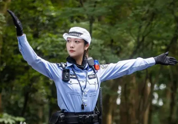 为四级辅警 网友热议 今年7月,杭州西湖边一位骑着摩托车的女警火了