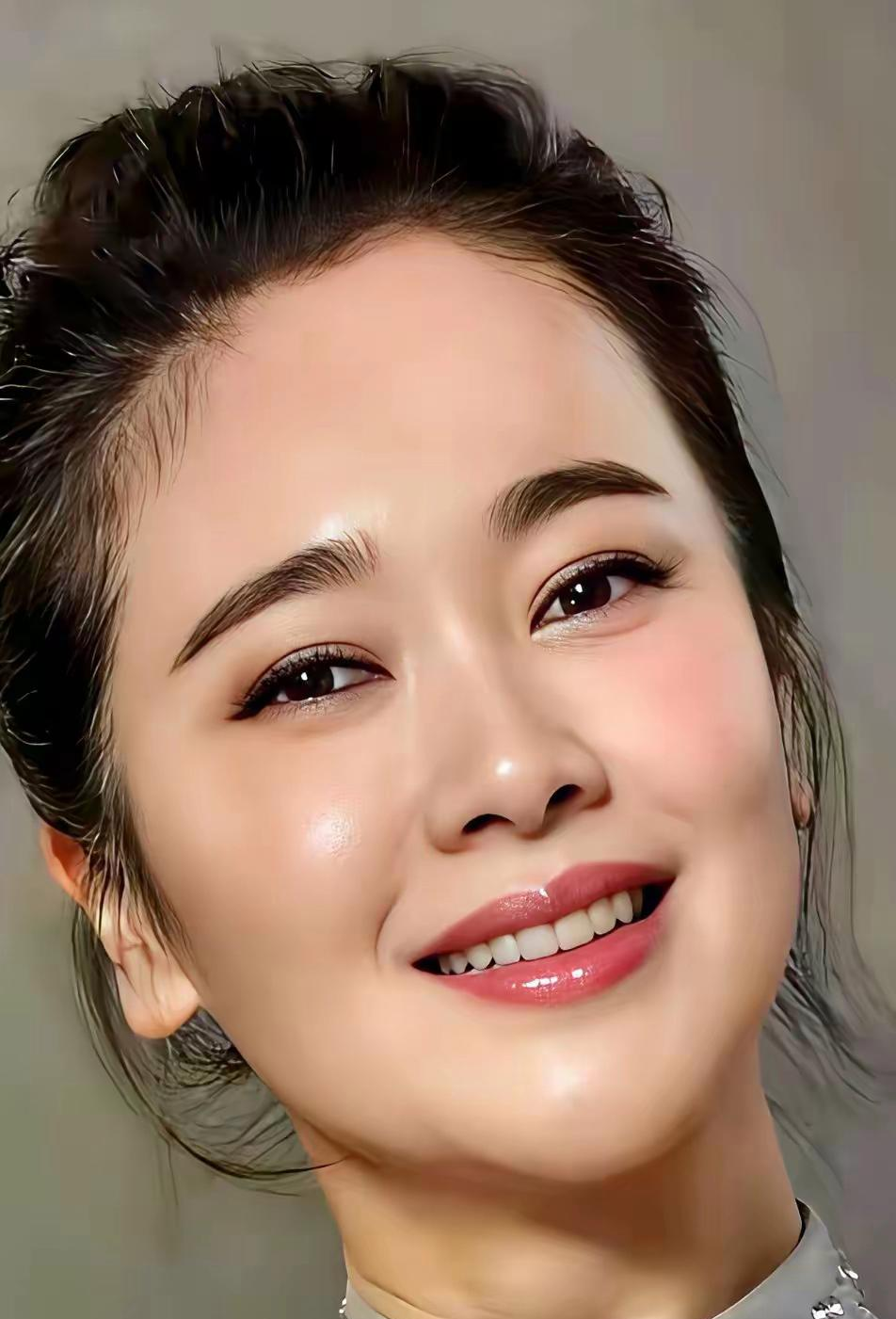 左小青与富商高权健的11年婚姻画上句号,如今她独力把14岁女儿高子淇