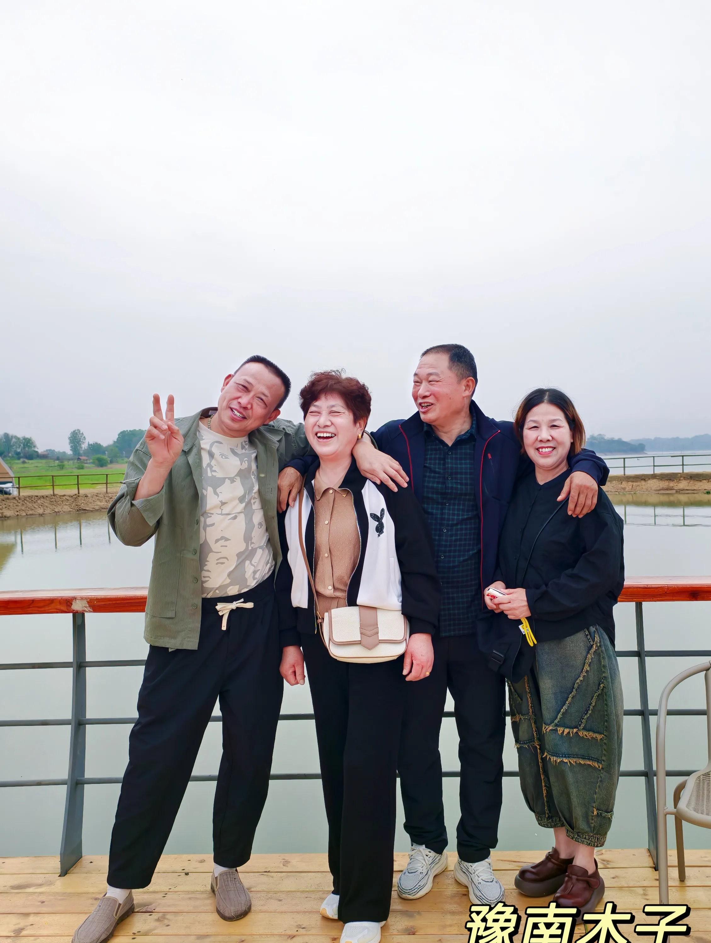 春风暖洋洋,阳光明媚,四月九日,信阳籍北海舰队的老