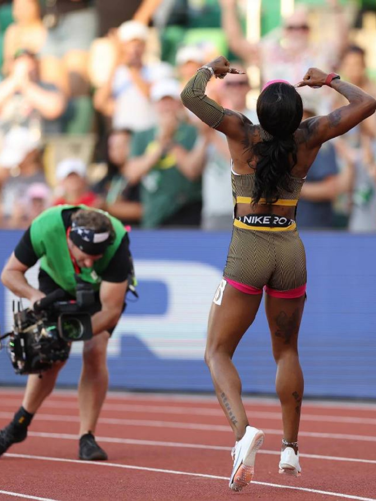 她以惊人的10秒71的成绩在百米赛跑中夺得年度最佳