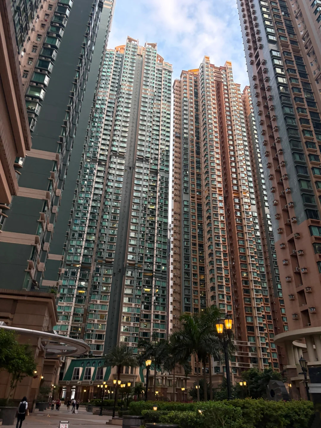 在香港,除了富豪住独立别墅,普通住宅楼都盖得那么高,而且那么密集