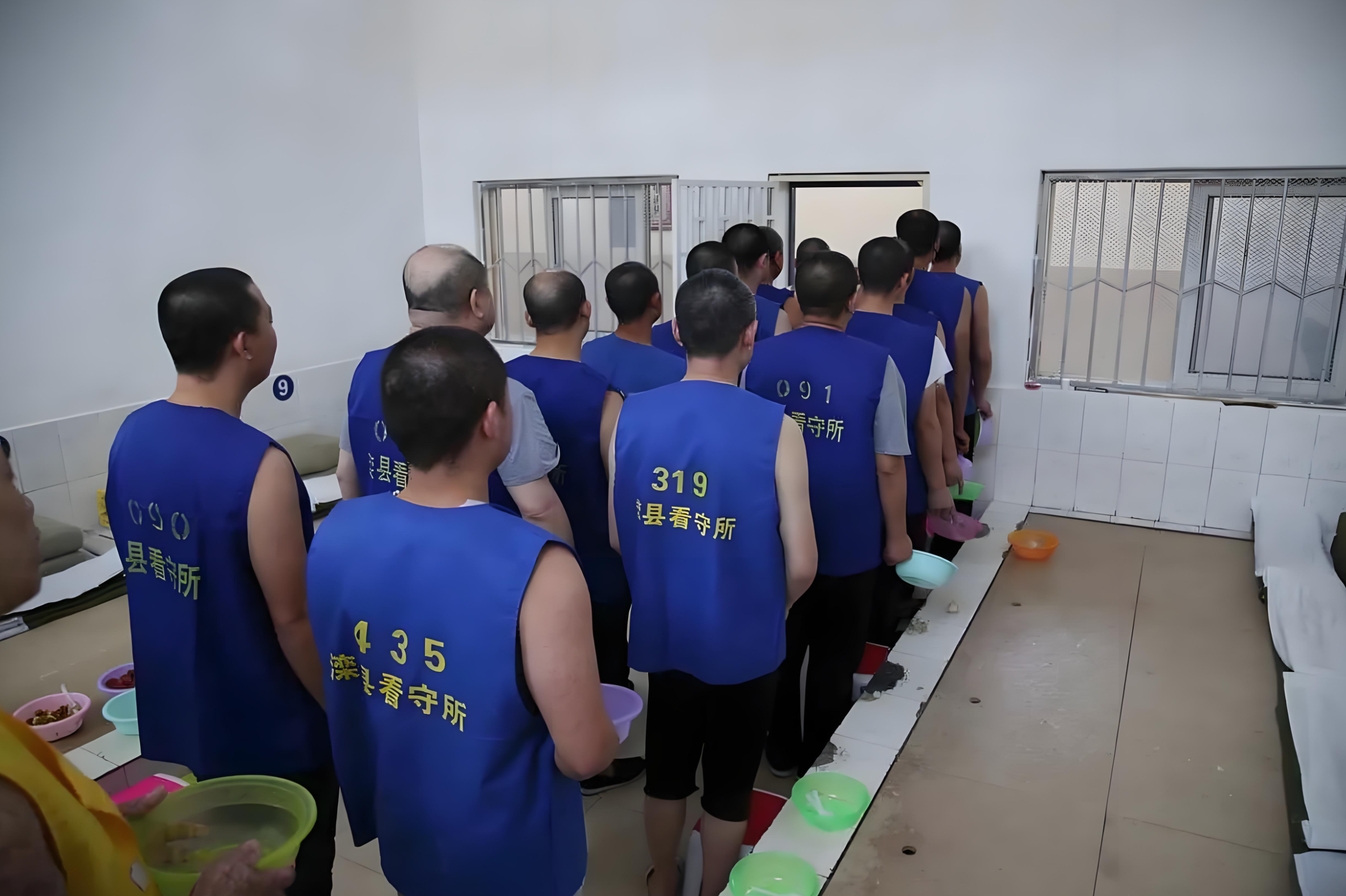 看守所实行军事化管理,在押人员每日6:00起床,22:00就寝,全天需完成