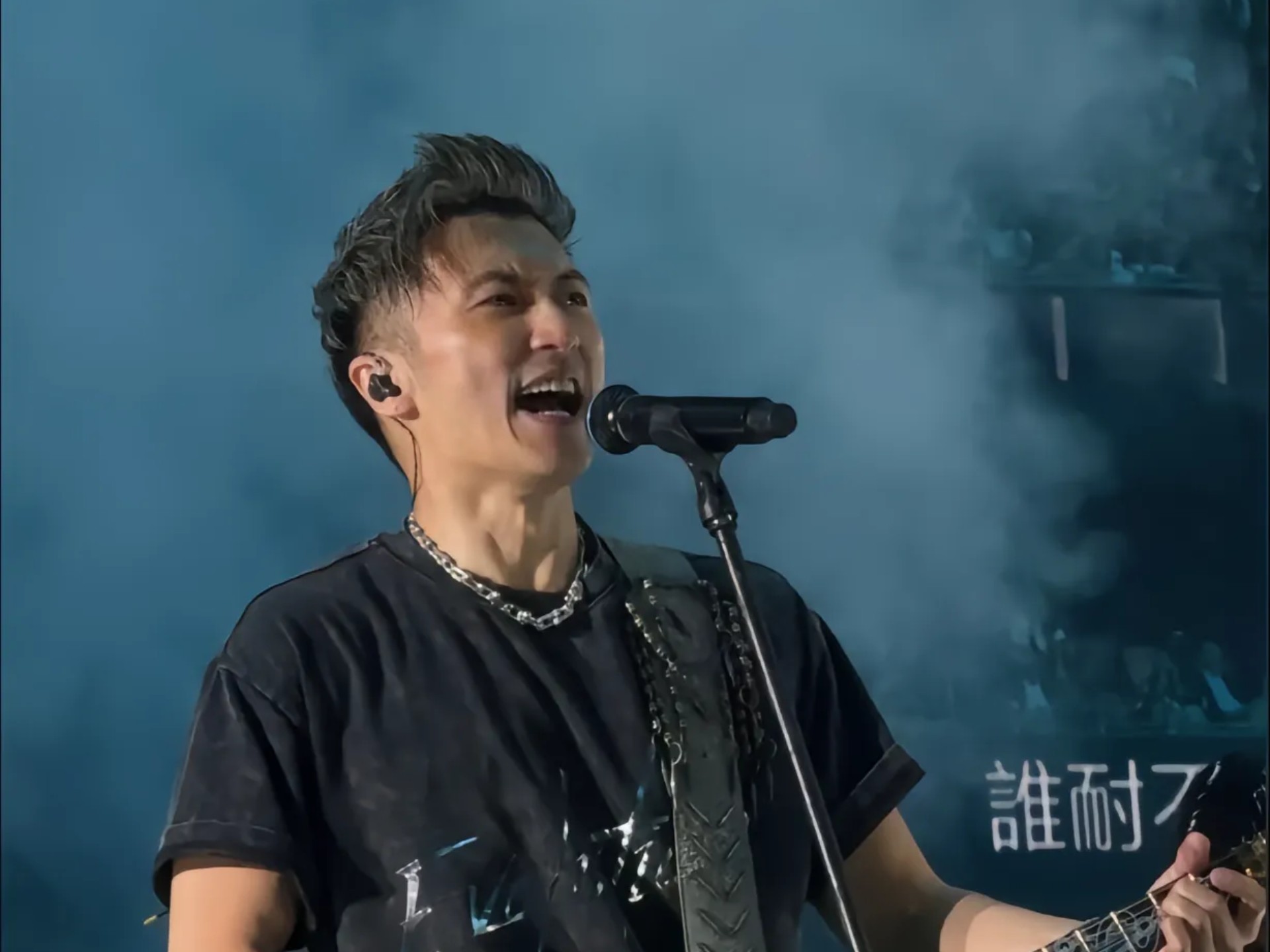 前脚刚刷到自媒体说谢霆锋演唱会门票炒到 17 万,后脚就看到场馆里举