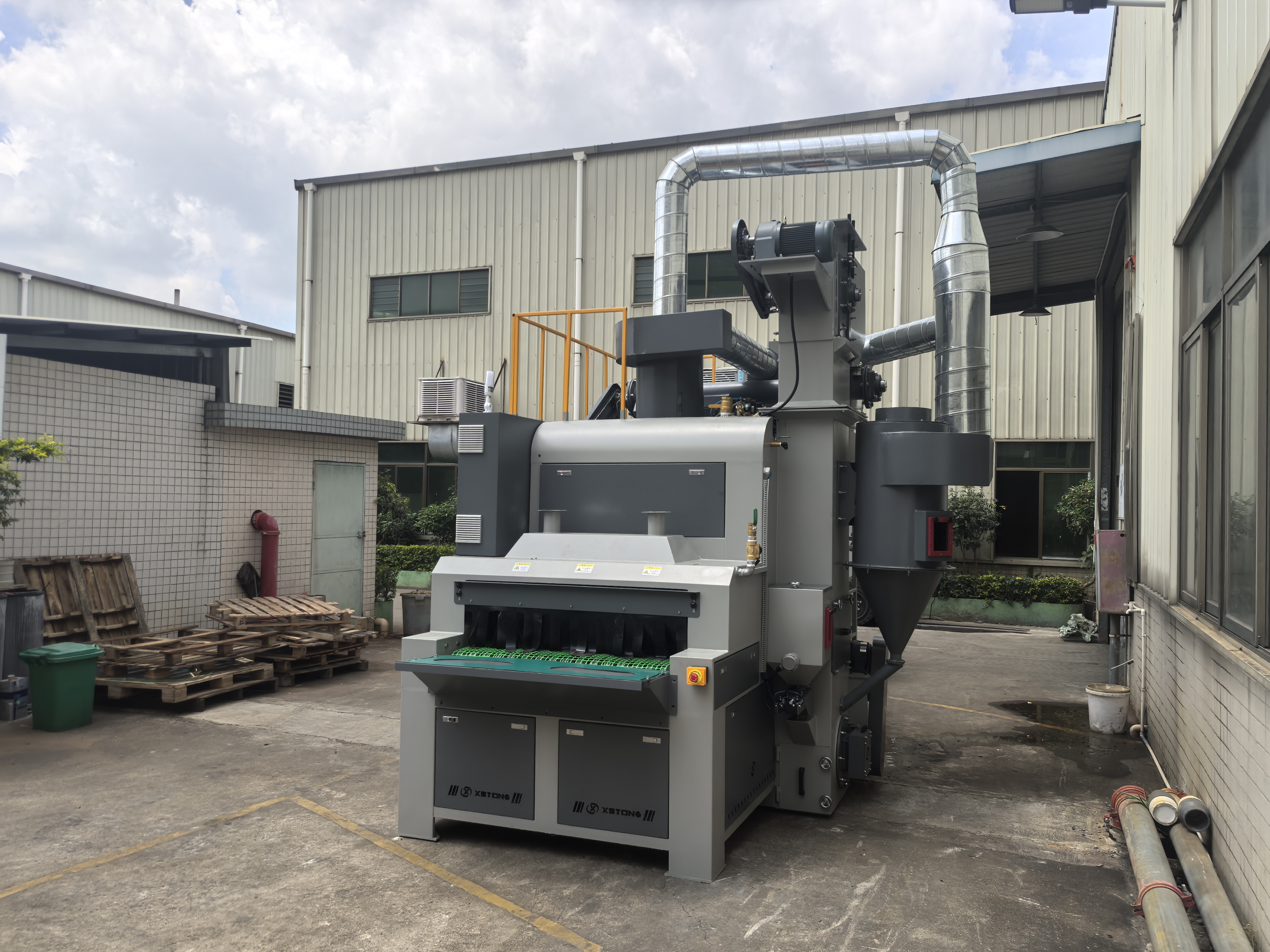 深圳鑫百通输送式自动喷砂机厂家,各种大型自动喷砂机厂家,除锈翻新