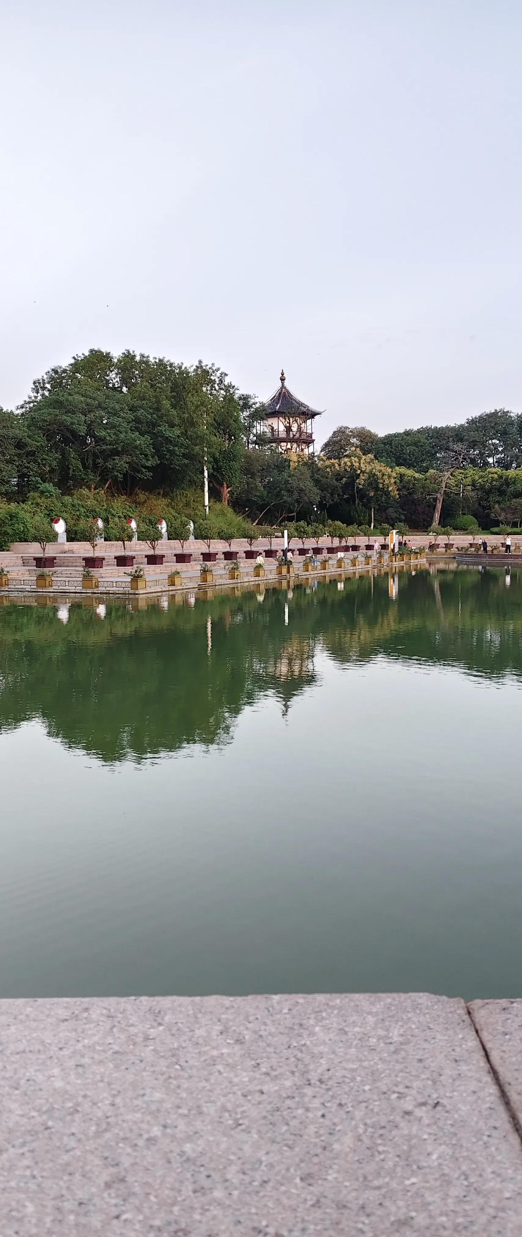 我一个初中的同学突然联系我,问我最近是不是在吾悦