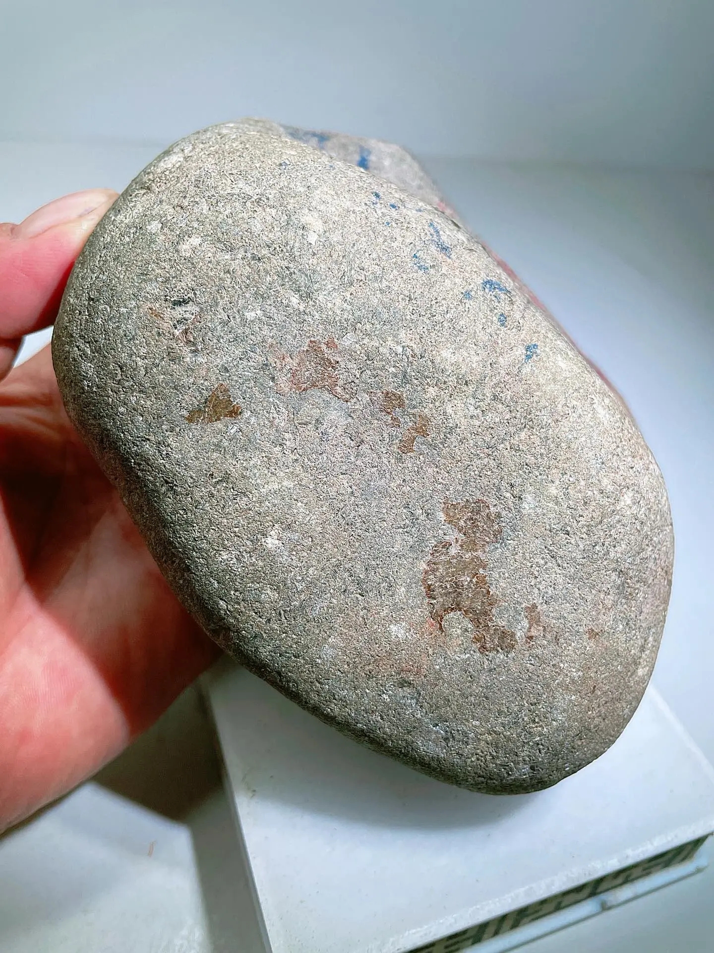 点击头像看直播# #翡翠原石#手中的翡翠原石带着大地的温度,灰褐凳