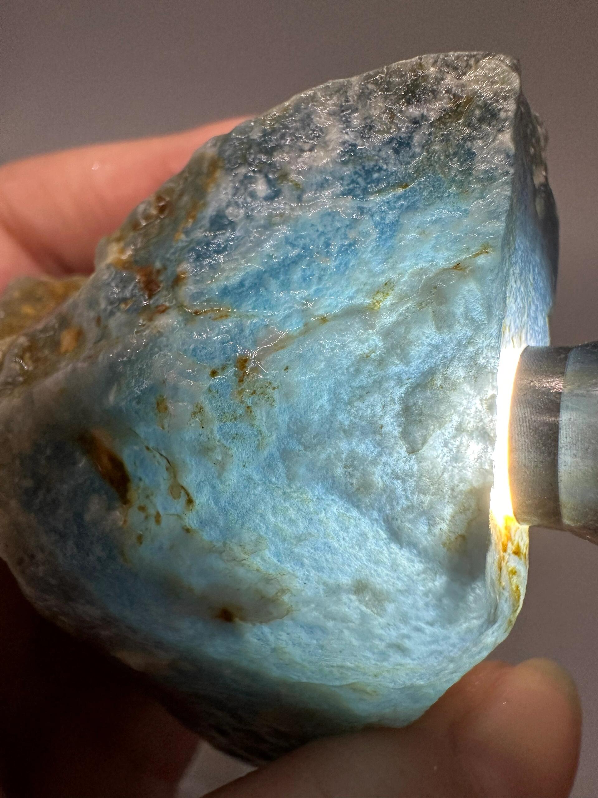 翡翠原石晶体的排列规整度,影响成品的 "美观度"