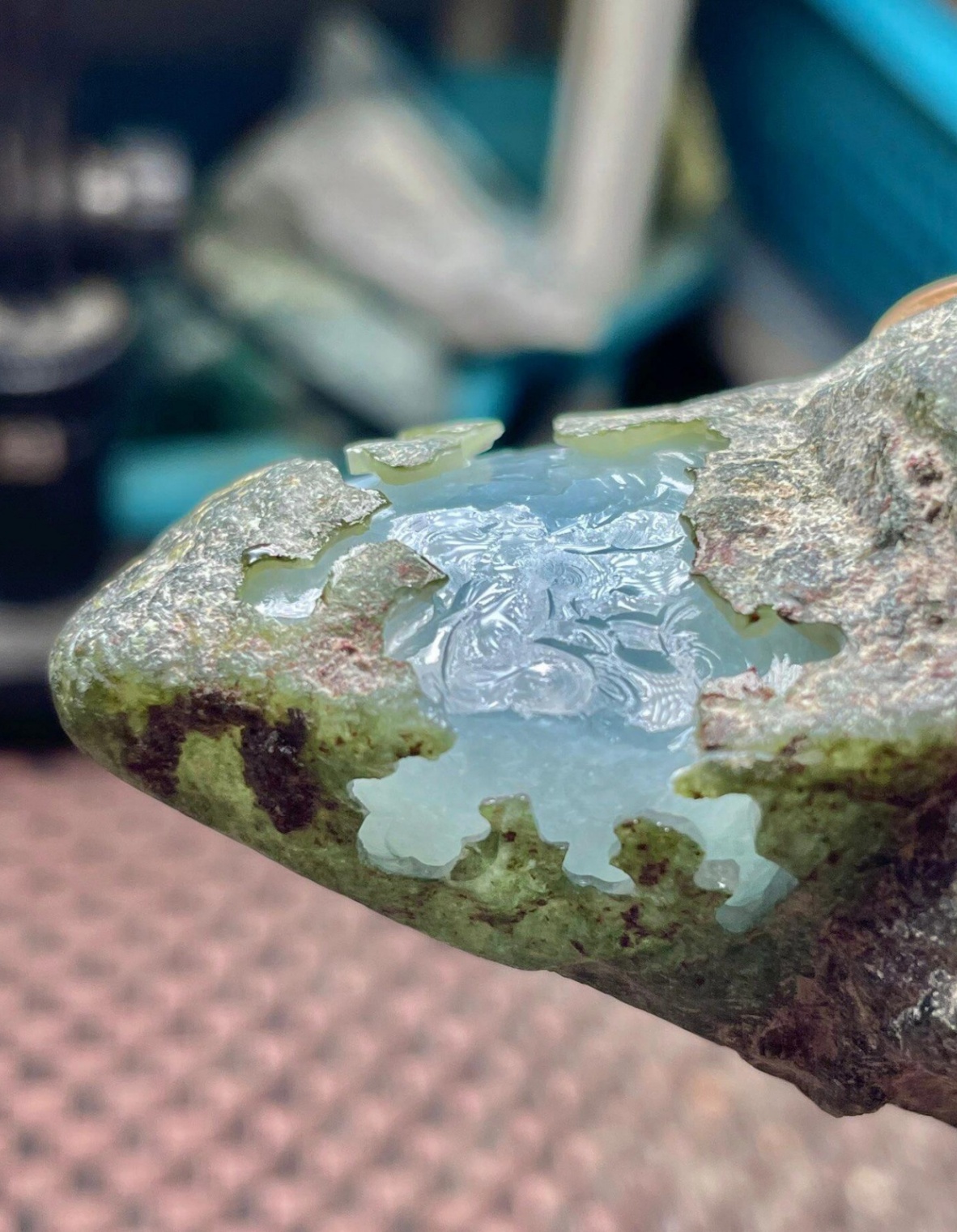 翡翠原石的晶体颗粒排列度,影响成品的质感均匀性