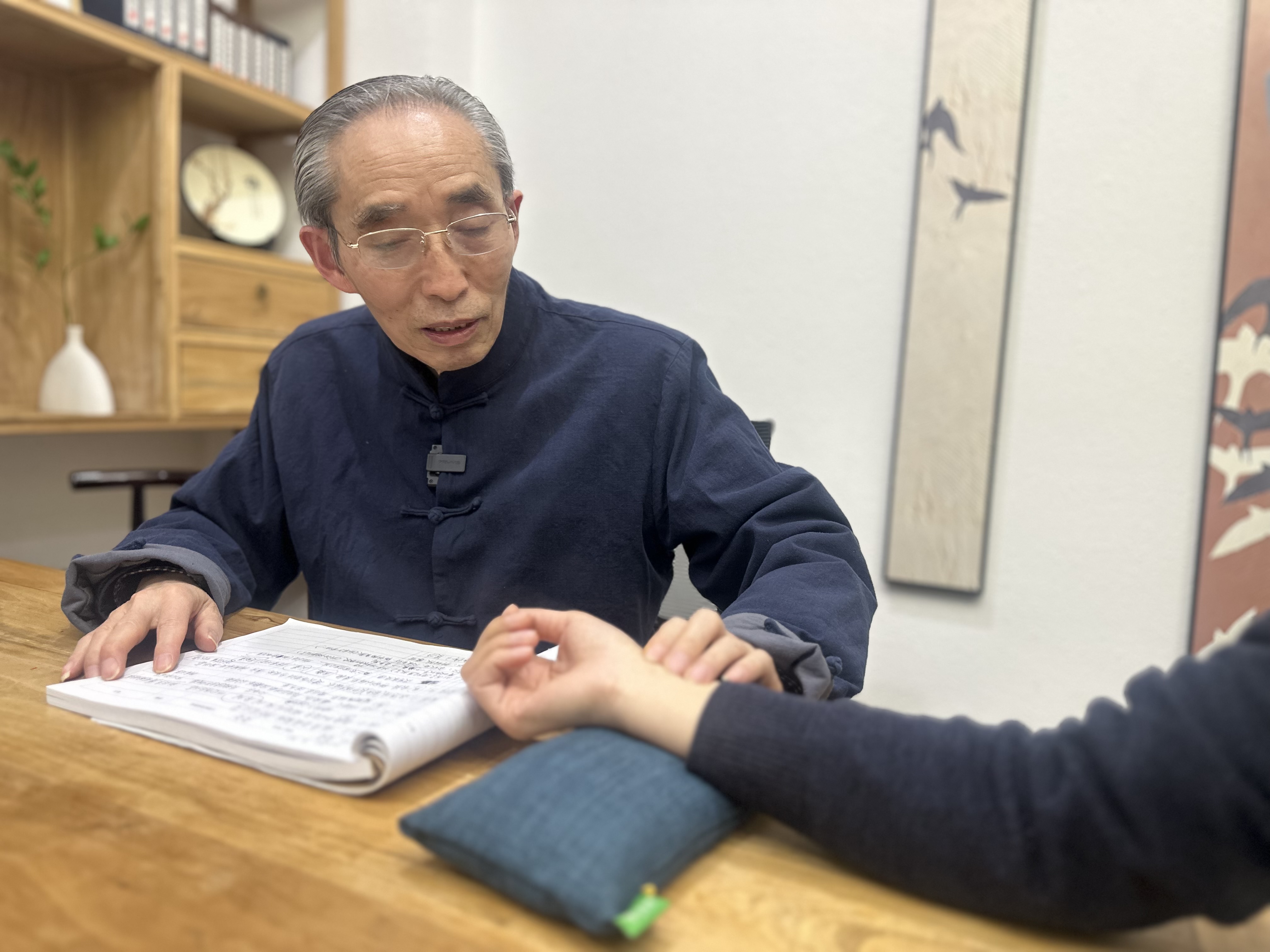 1 斤蝉蜕与孤寡老人的 40 颗脂肪瘤:一场医者仁心的救赎 清晨的雾气还