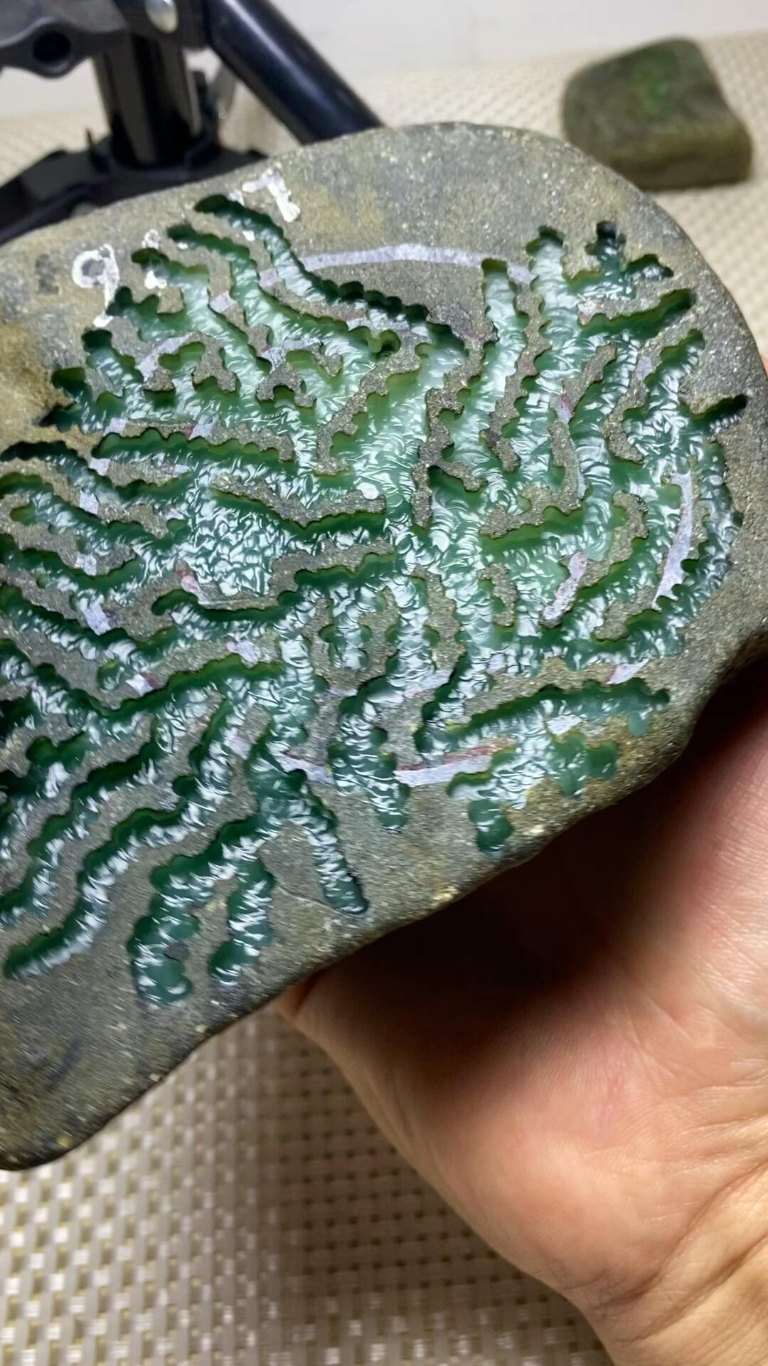 点击头像看直播# #翡翠原石#皮壳上的裂纹可能意味着翡翠内部存在