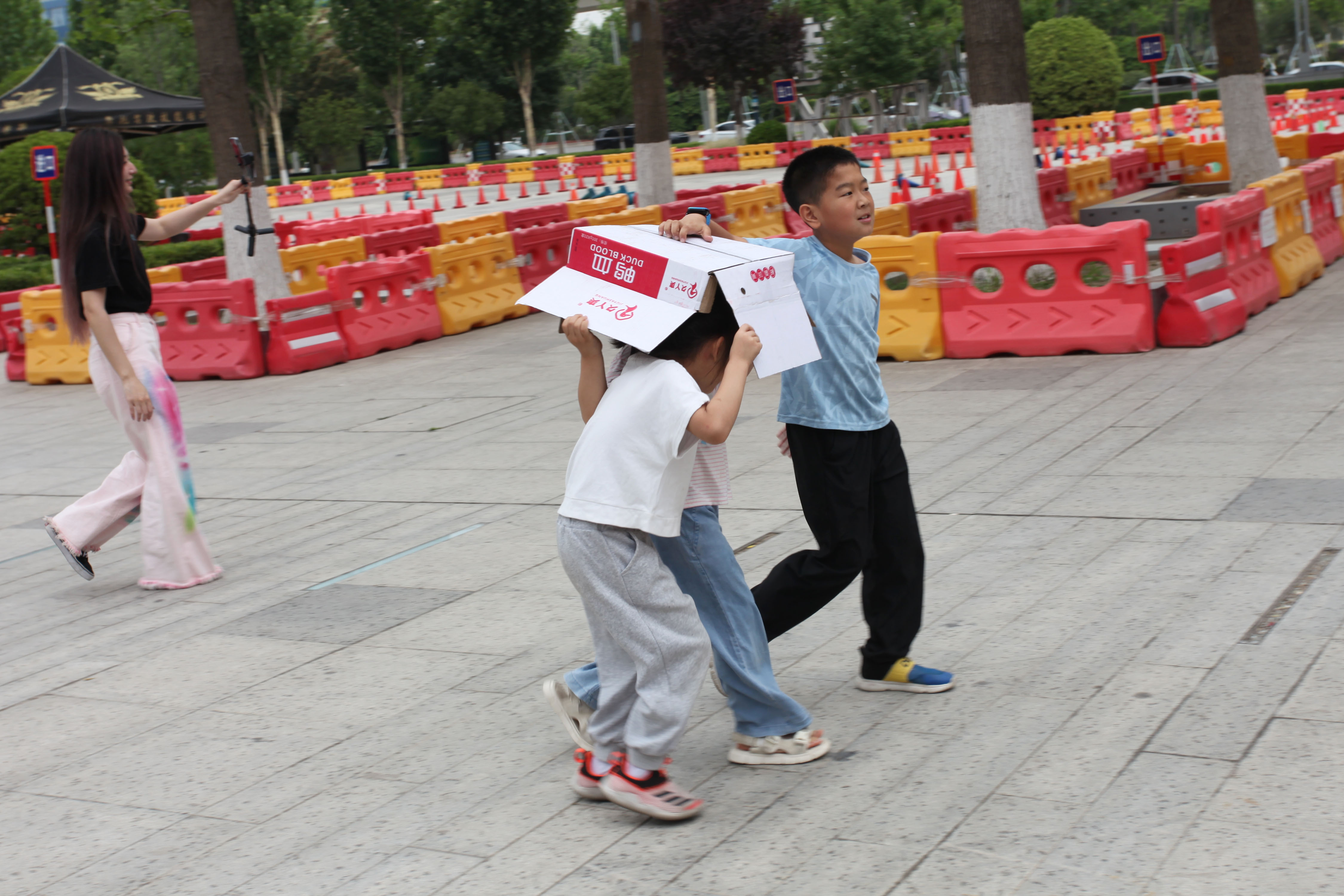 雨中情:下雨了小男孩成护花使者#玩转陕西#  天突然降起了雨,一名小