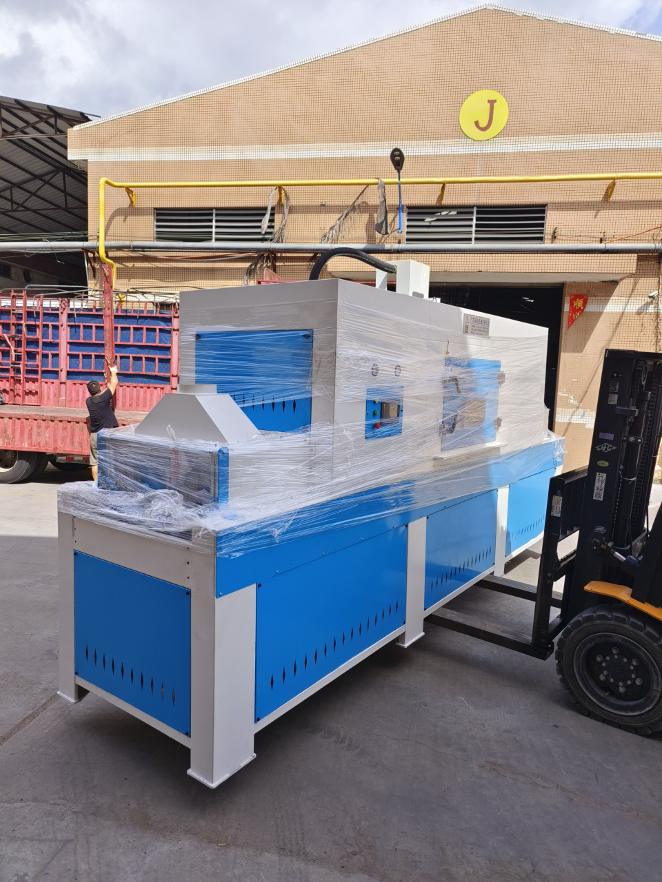 通过式自动喷砂机装车图片