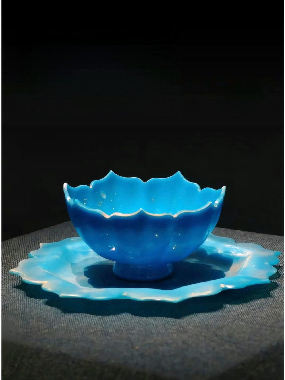 盏是那种七瓣莲花形,还有个饼形足,而托口是