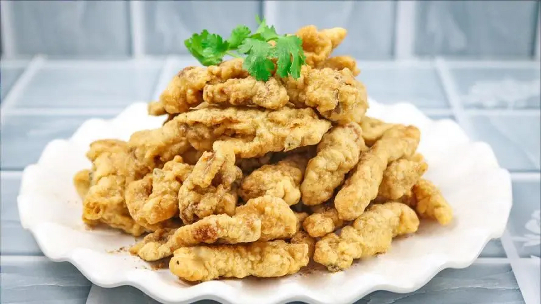 在成都,当地人吃火锅时总会点一份小酥肉,而在火锅店中,小酥肉的下单