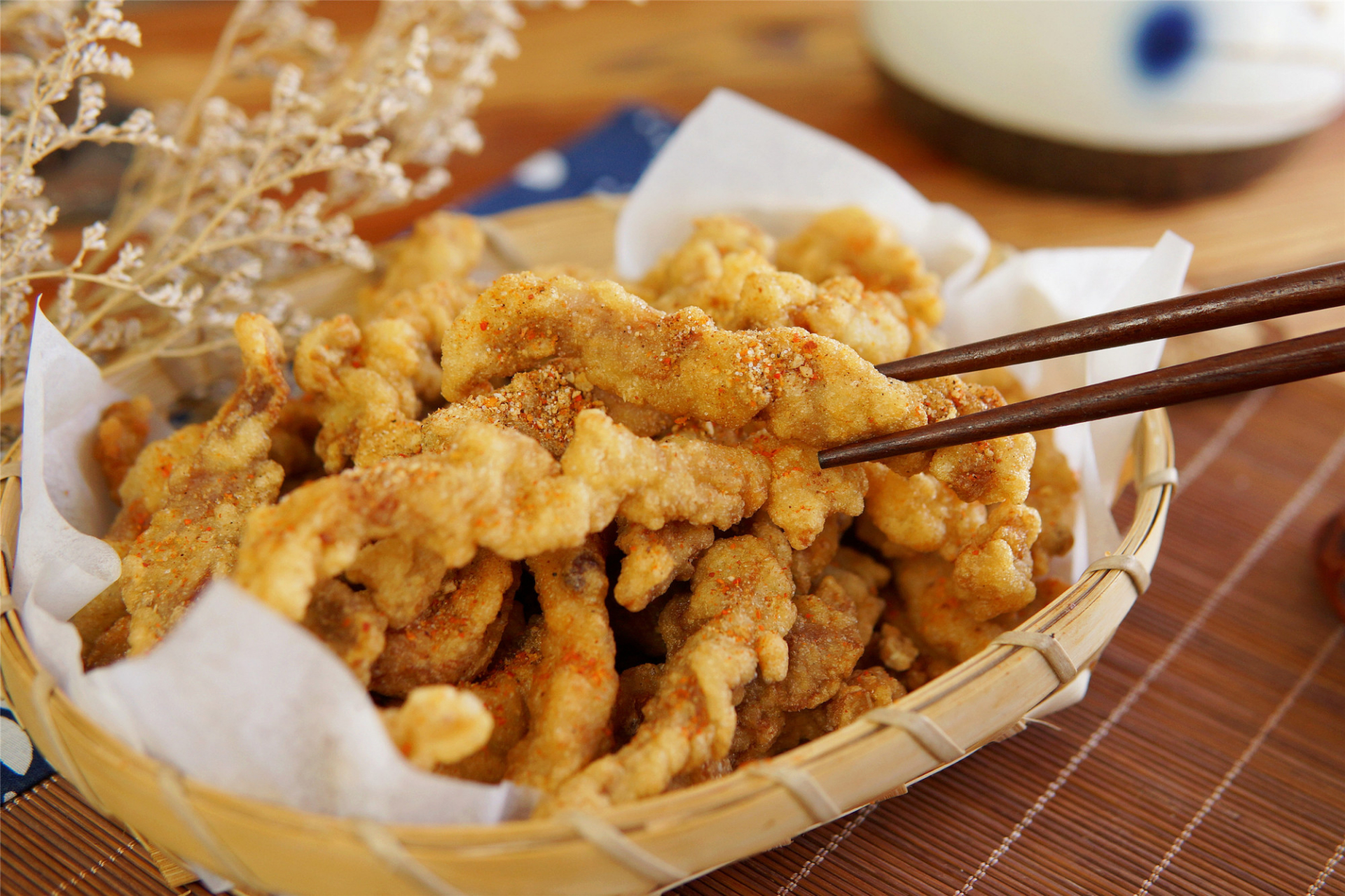 在成都,当地人吃火锅时总会点一份小酥肉,而在火锅店中,小酥肉的下单