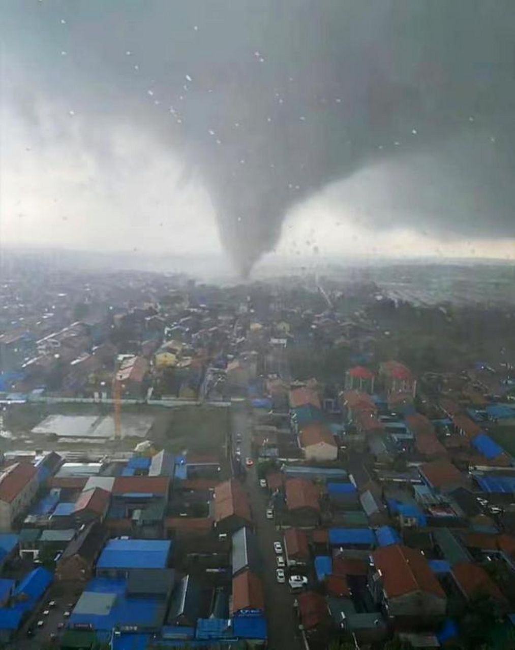 当地人实拍菏泽龙卷风灾后现场#  汉语里有个成语叫人定胜天,意思是