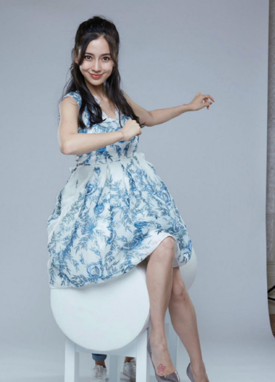 angelababy银色高跟鞋和小花纹身 676767