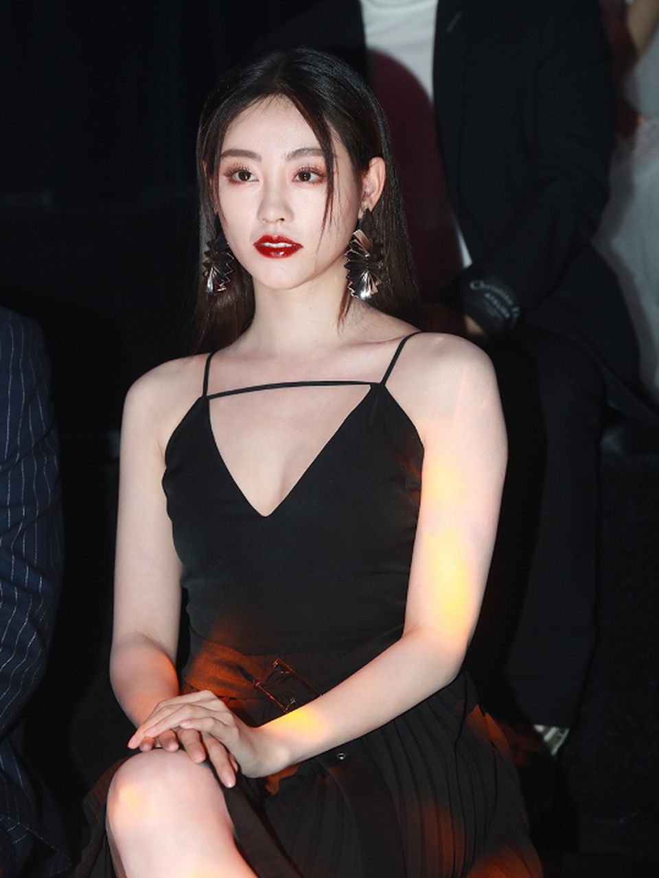 祝绪丹的黑色吊带裙
