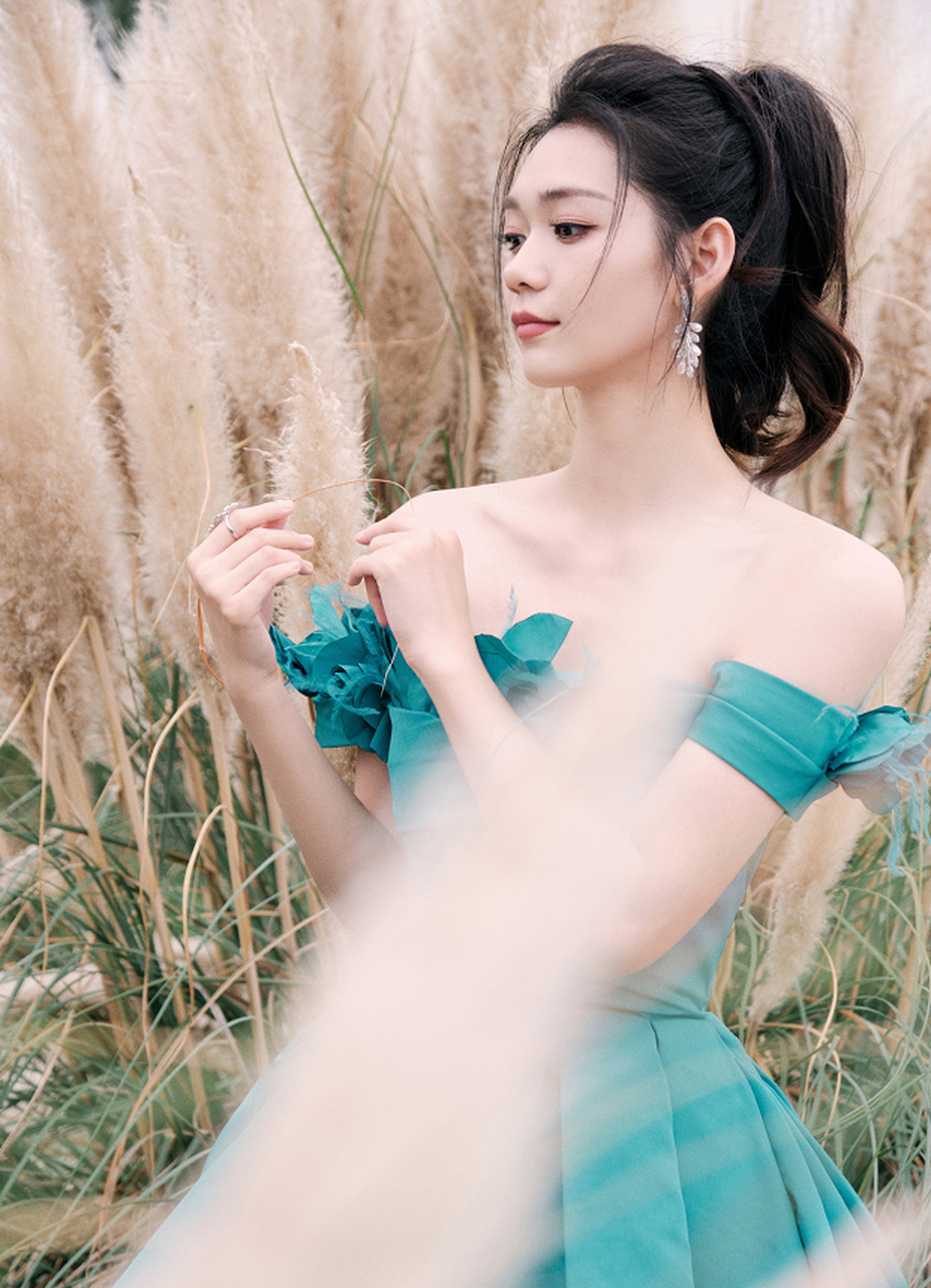 段奥娟的蓝色礼服!