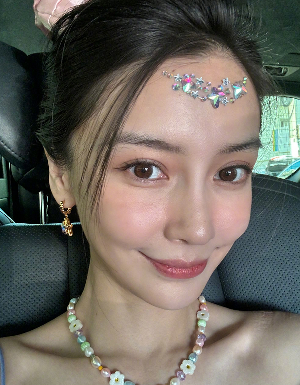 angelababy为高考的粉丝加油打气,还晒出了多张近期自拍,这是参加儿子