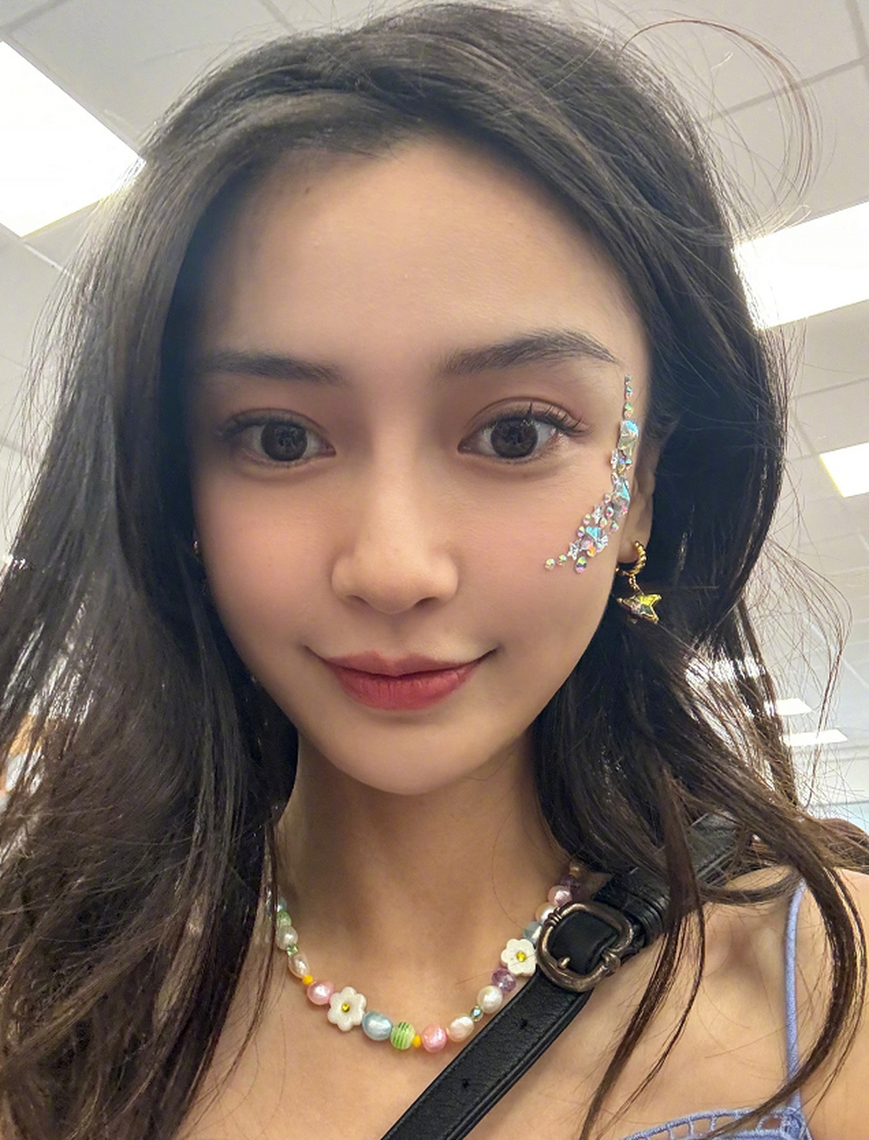 angelababy为高考的粉丝加油打气,还晒出了多张近期自拍,这是参加儿子
