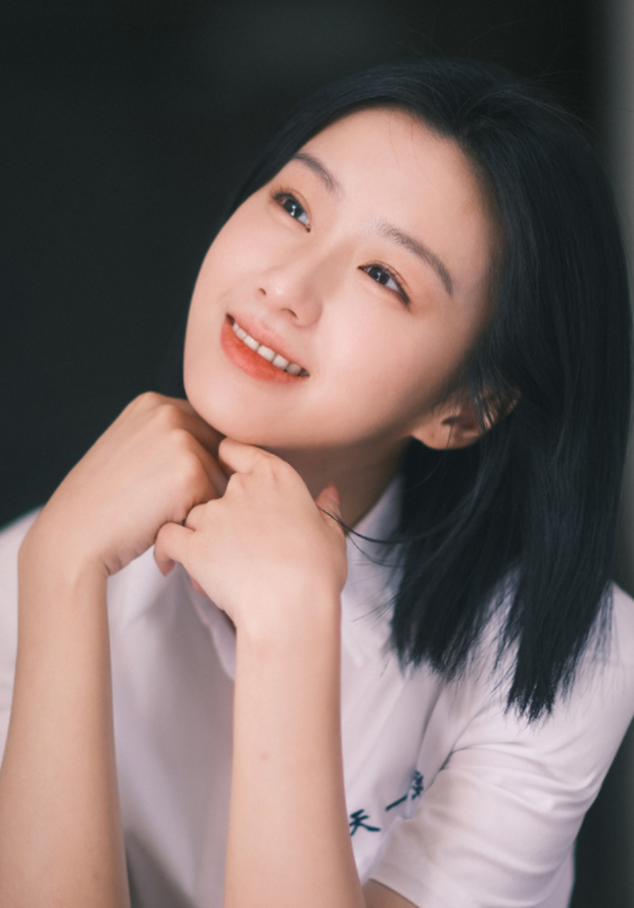 包上恩的短发学生照,好看!