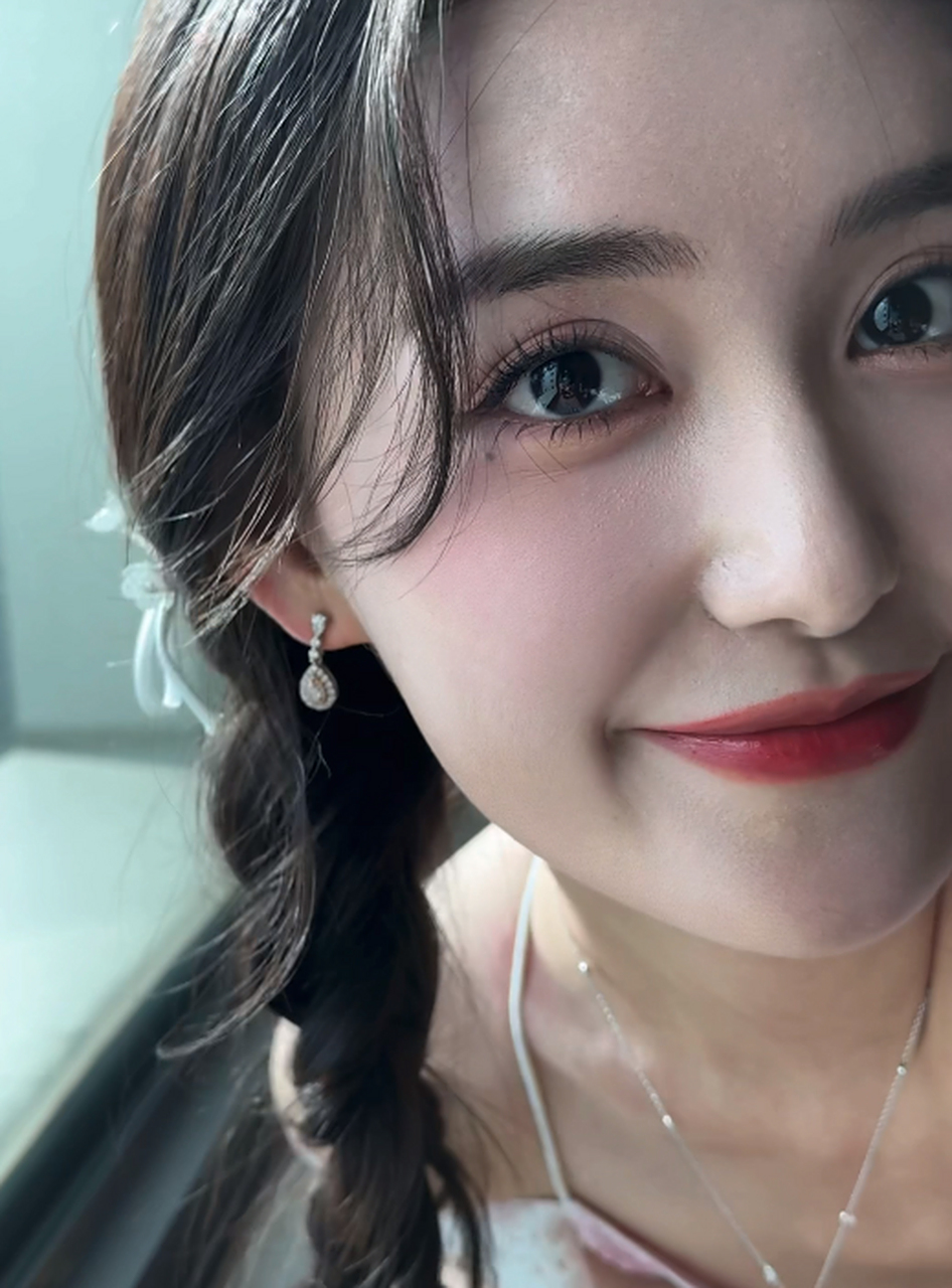 蒋依依的怼脸美照