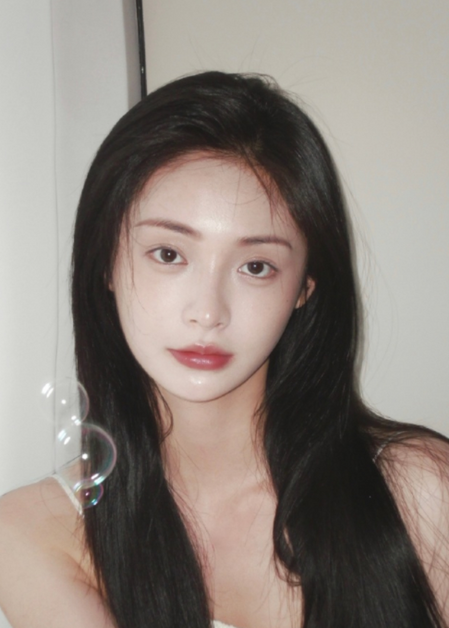 周洁琼的这组妆造如何?