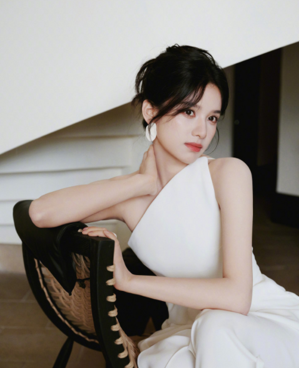 张婧仪的纯白套装