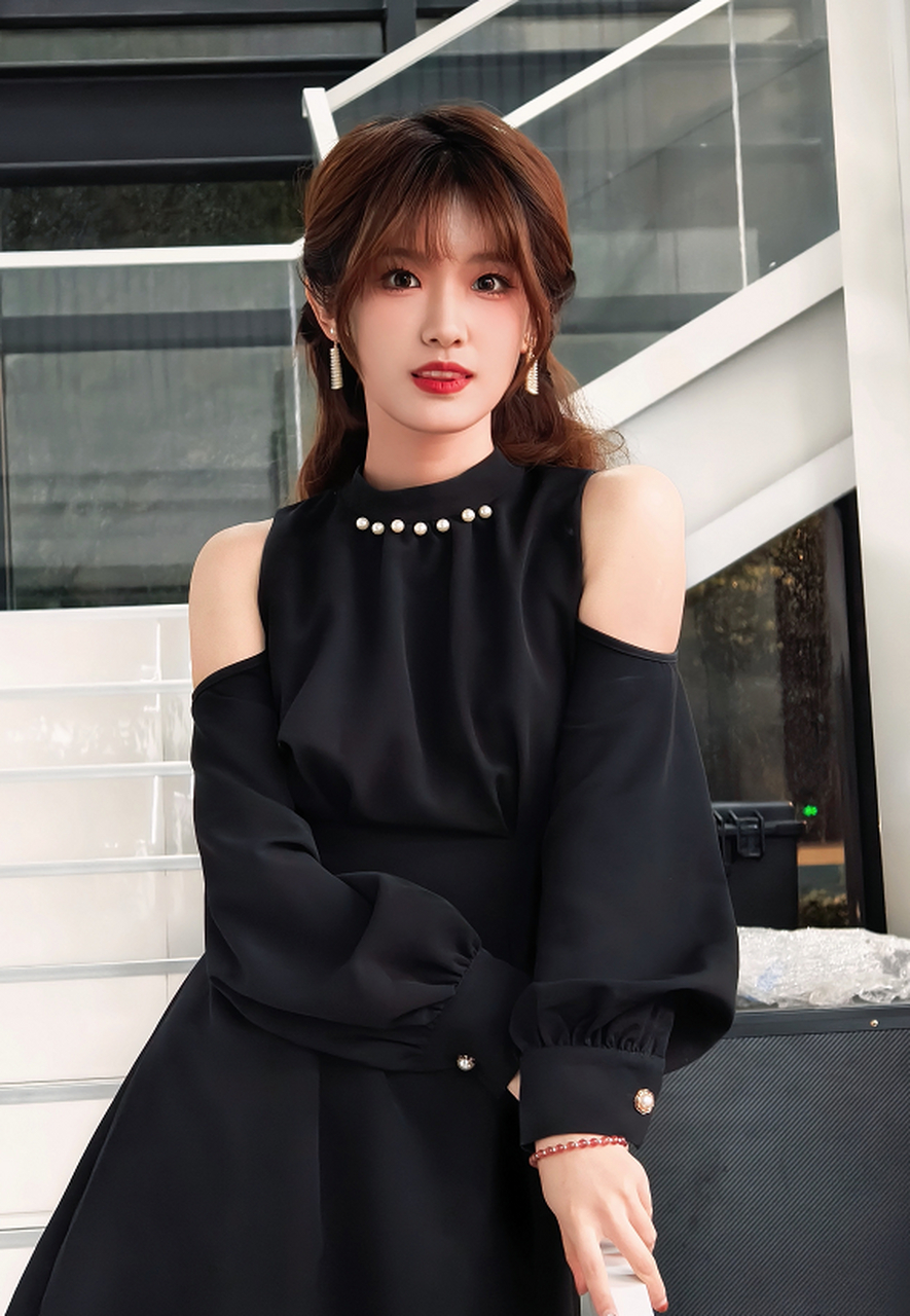 lpl主持人夏安的近照